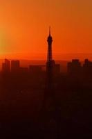 visie Aan eiffel toren in Parijs Bij zonsondergang foto