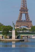 standbeeld van vrijheid tegen eiffel toren in Parijs foto