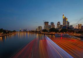 zicht van Frankfurt ben hoofd Bij nacht foto