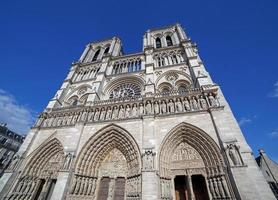 visie Aan voorkant kant van Notre Dame de Parijs kathedraal in Parijs Bij zomer dag foto