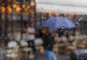 straat van Parijs Bij regen foto