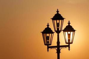 silhouet van lantaarn tegen stijgende lijn zon in odesa foto