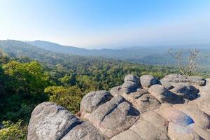 rots en landschap in phu hin rong kla nationaal park foto