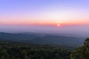 zonsondergang Bij phu hin rong kla nationaal park foto