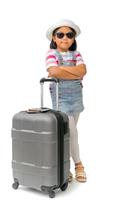 portret van schattig Aziatisch meisje slijtage zonnebril met koffer geïsoleerd Aan wit achtergrond, reizen concept foto