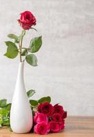 rood roos Aan marmeren achtergrond foto
