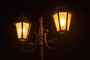 dichtbij omhoog van straat lamp Bij nacht foto