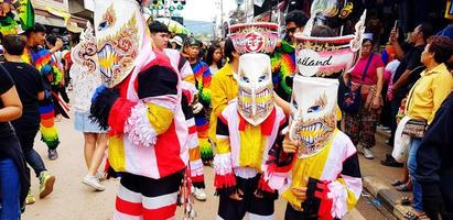 loei, thailand-juli 26, 2022 phi ta khon of geest festival. lokaal mensen gemaakt en vervelend kleurrijk kleding en geest masker voor viering cultuur optocht, of traditioneel Aan juli van elke jaar. foto
