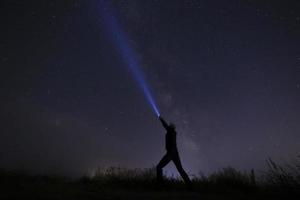 Mens met lantaarn tegen nacht lucht foto