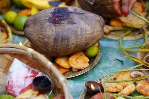 chath pooja aanbieden de fruit en groente naar zon god foto