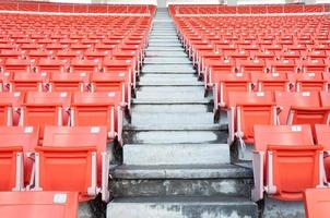 leeg oranje stoelen Bij stadion, rijen van stoel Aan een voetbal stadion foto