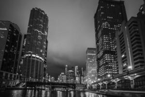 gebouwen en architectuur van downtown chicago Bij nacht. foto