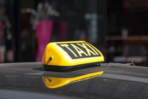 geel oostenrijks taxi teken foto