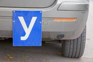 blauw y het rijden school- teken gebruikt in bulgarije foto