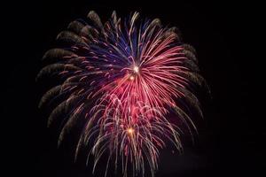 rood met blauw vuurwerk in nacht lucht foto