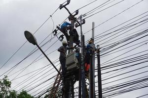 boef, Indonesië, 2023 - elektricien aan het doen elektrisch reparaties foto