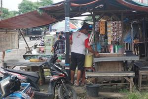 boef, Indonesië, 2023 - de langs de weg zacht drinken verkoper looks uitgestorven foto