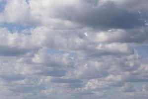 lucht gedekt met pluizig regen wolken foto