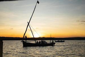 zonsondergang op zee foto