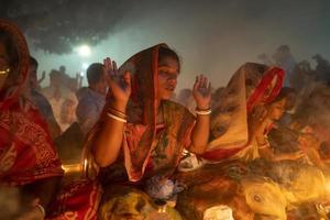 narayanganj, dhaka, bangladesh, Aan november 12, 2022, toegewijden aanbieden gebeden Bij de shri shri lokanath brahmachari ashram tempel gedurende de Hindoe religieus vastend festival van raker opstandig. foto