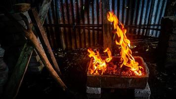 brand brandend in de oven foto