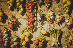 wijnoogst keramisch decoratief beeldhouwwerk verzameling in zuiden van Italië - Sicilië. foto