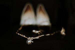 elegant luxe bruids jewerly Aan donker achtergrond. bruiloft details foto