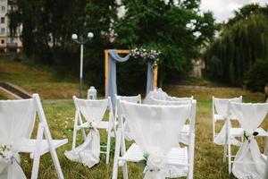 fragment Leuk vinden visie van mooi hoor stoelen klaar voor bruiloft ceremonie foto