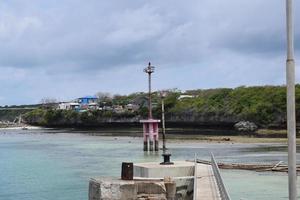 vuurtoren mast tegen blauw lucht met wit wolken in de buurt haven, Indonesië. foto