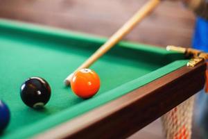 ballen Aan een biljart tafel in een driehoek. mannen spelen biljart foto