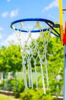 basketbal ring Aan blauw lucht achtergrond foto