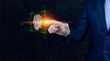 zakenman scannen vingerafdruk, biometrisch identiteit en autorisatie futuristische concept van wachtwoord veiligheid en controle door vingerafdruk in toekomst, Meeslepend en cybernetisch technologie foto