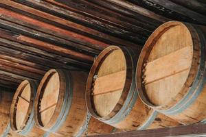 bruin houten eik van wijn tank en fermentatie, landbouw Product opslag. foto