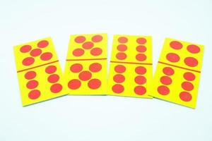 groot kaarten in domino kaarten. een hand- met Bij minst 39 vlekken foto