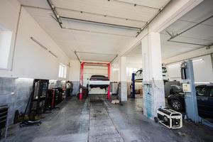 spier auto Bij onderhoud reparatie station in tillen. foto