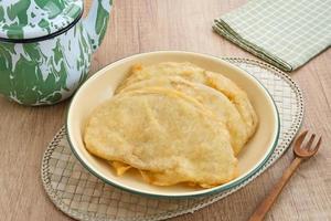 sukun goreng of gebakken broodvrucht, traditioneel Indonesisch voedsel. foto