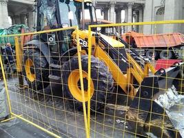 Sankt petersburg Rusland - 03 04 2023 bulldozer werken Aan aarde in de bouw plaats foto