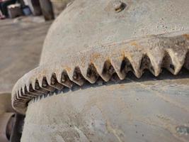 de tandwieloverbrenging mechanisme van de versnellingsbak van een klein beton mixer. foto