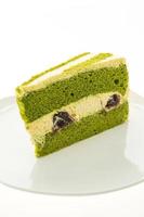 matcha groene thee cake op witte plaat foto