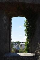 venster in de ruïneren van kasteel bovenstaand Ulmen, eifel foto