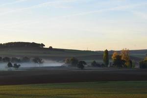 laag mist Aan herfst landschap in de eifel foto