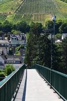 versmallen brug aan de overkant de mosel foto