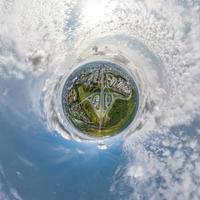 klein planeet in lucht met wolken met uitzicht oud dorp, stedelijk ontwikkeling, historisch gebouwen en kruispunt. transformatie van bolvormig 360 panorama in abstract antenne visie. foto