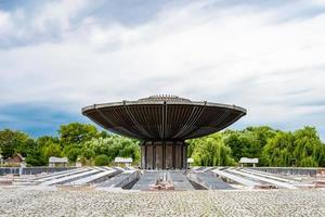 fotografie Aan thema mooi oud fontein zonder water onder Doorzichtig lucht foto