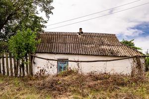 mooi oud verlaten gebouw boerderij huis in platteland Aan natuurlijk achtergrond foto