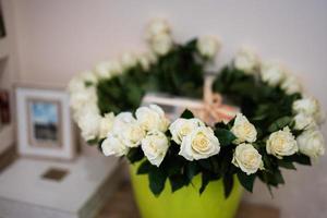 wit rozen bloemen boeket in pot. foto