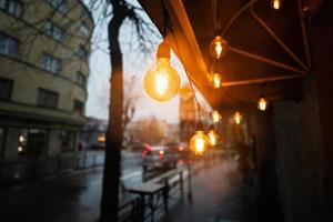 licht bollen slinger in regen stad straat. foto