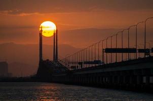 oranje zon over- brug foto