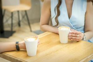 vrouw handen met cups van koffie foto