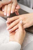 manicure tonen manicure Aan vingers foto